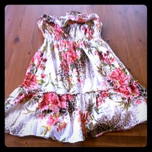 Adorable floral strapless with ruffle too, sz M